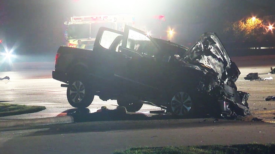 Houston crash: 1 dead, 1 injured after car crashes into tree on S. Dairy  Ashford