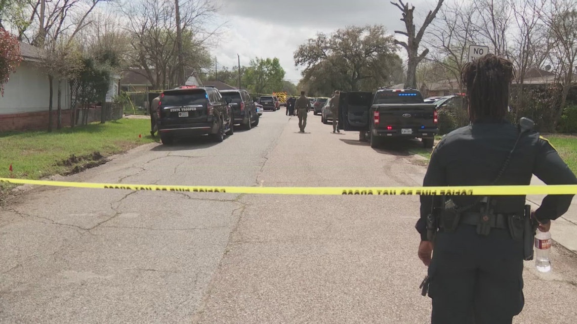 Officers shoot and kill armed suspect after standoff at SE Houston home ...