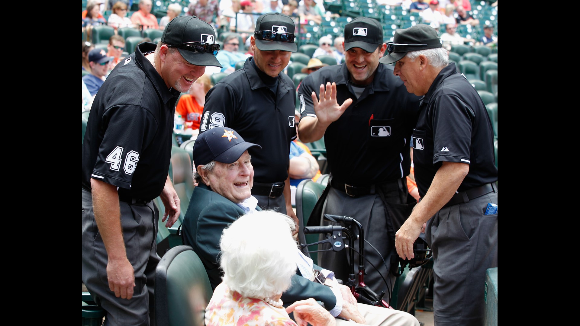 Astros pay tribute to President George H.W. Bush, Barbara Bush before ...