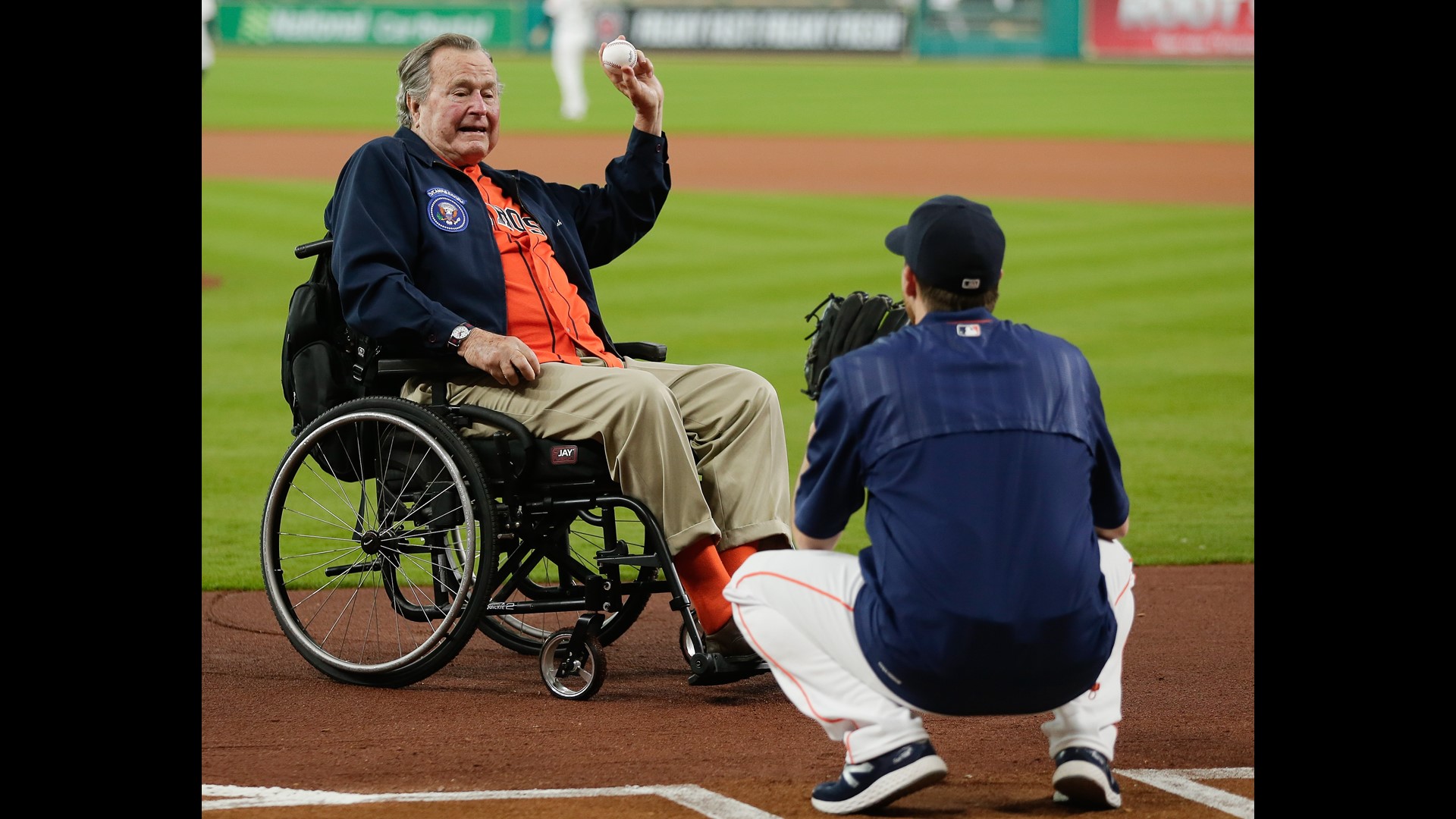 Astros pay tribute to President George H.W. Bush, Barbara Bush before ...