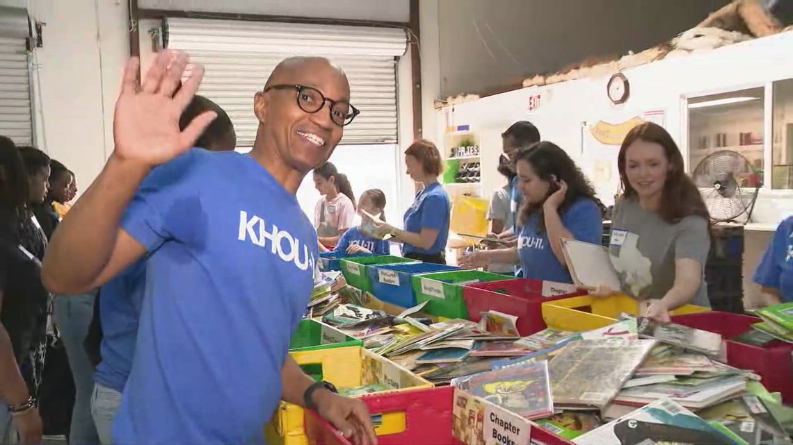 KHOU 11 menandai 10 tahun membantu memberikan buku kepada anak-anak melalui kampanye Turn the Page