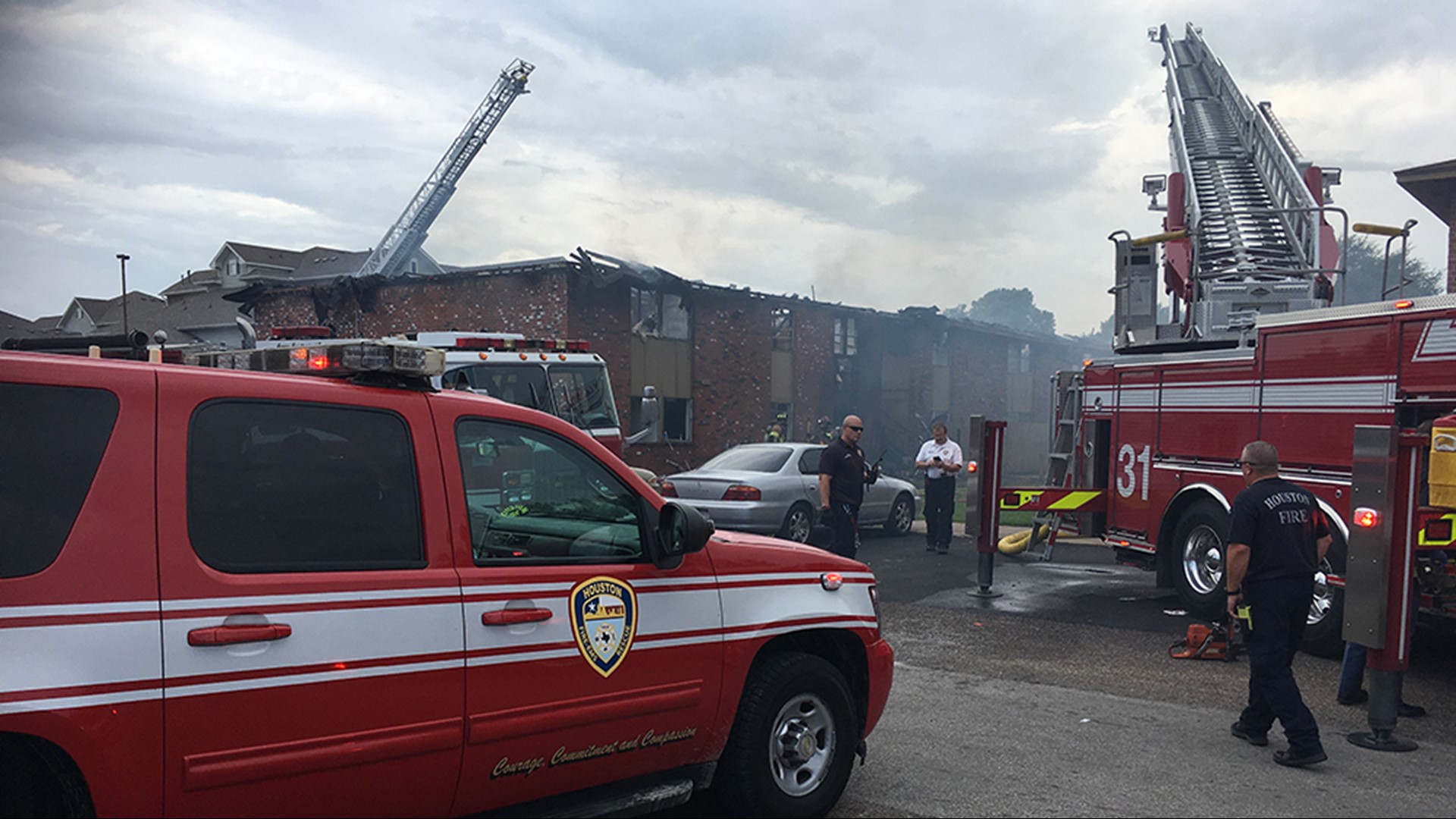 Dozens displaced after apartment fire in north Houston | khou.com
