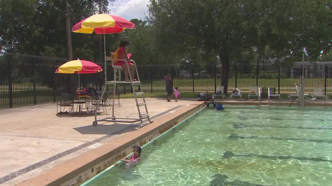 Penjaga pantai yang terlatih dapat menghasilkan tambahan 0 di kolam renang kota Houston