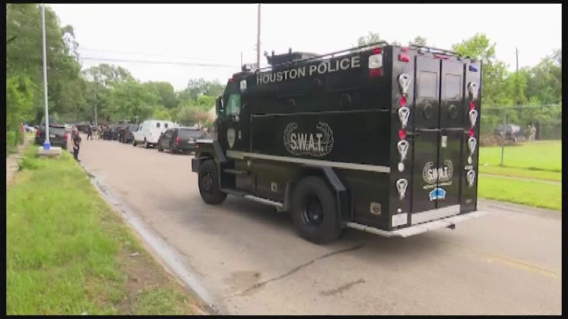 HPD: Man may face domestic abuse charges after SWAT standoff | khou.com