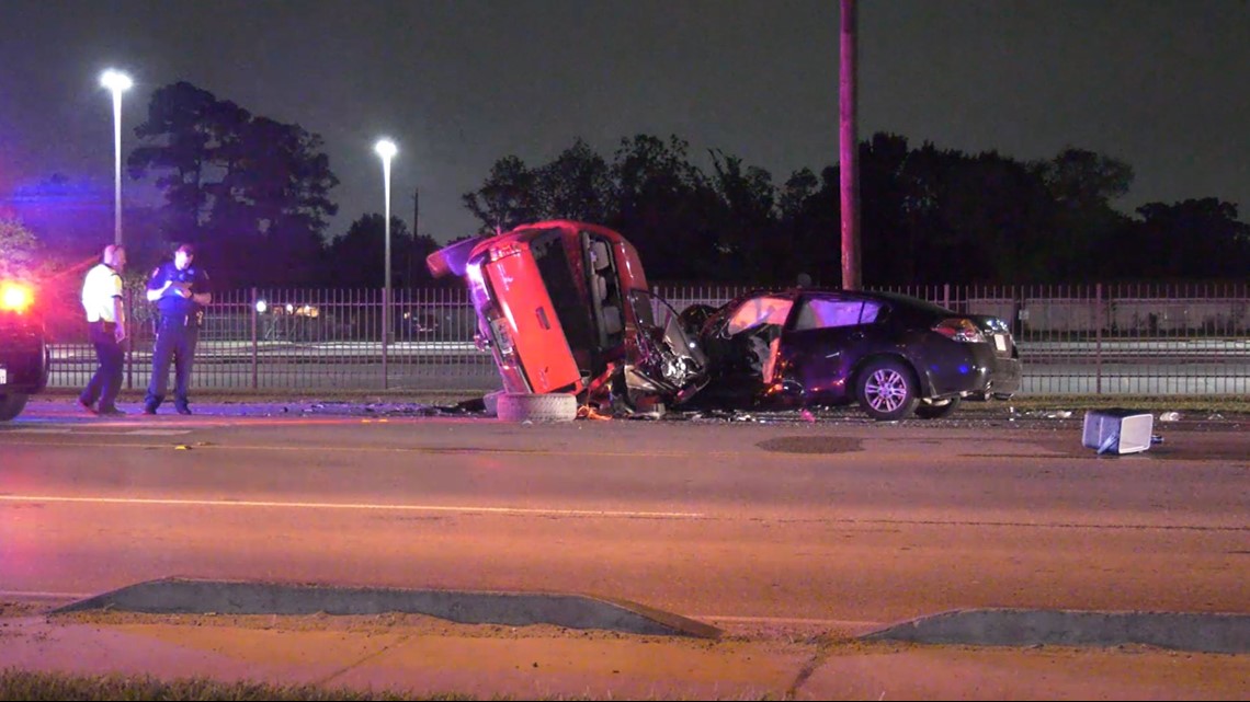Houston crash: 1 dead, 1 injured after car crashes into tree on S. Dairy  Ashford