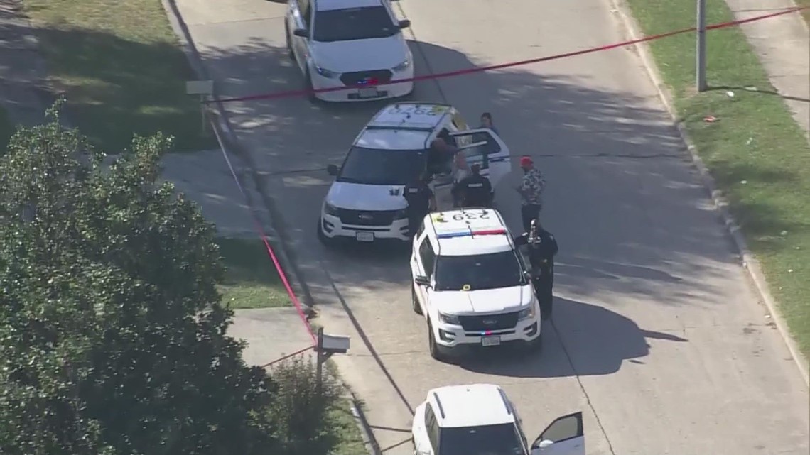 Raw video Deputies searching for gunman after woman in NW Harris