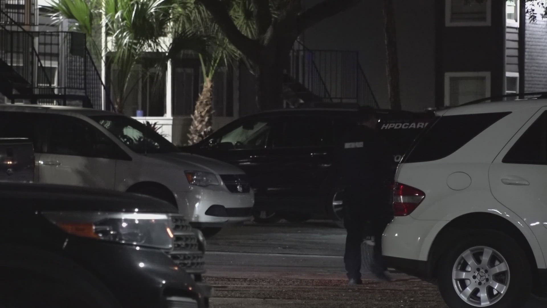 Man shot twice at west Houston apartment complex, HPD says | khou.com