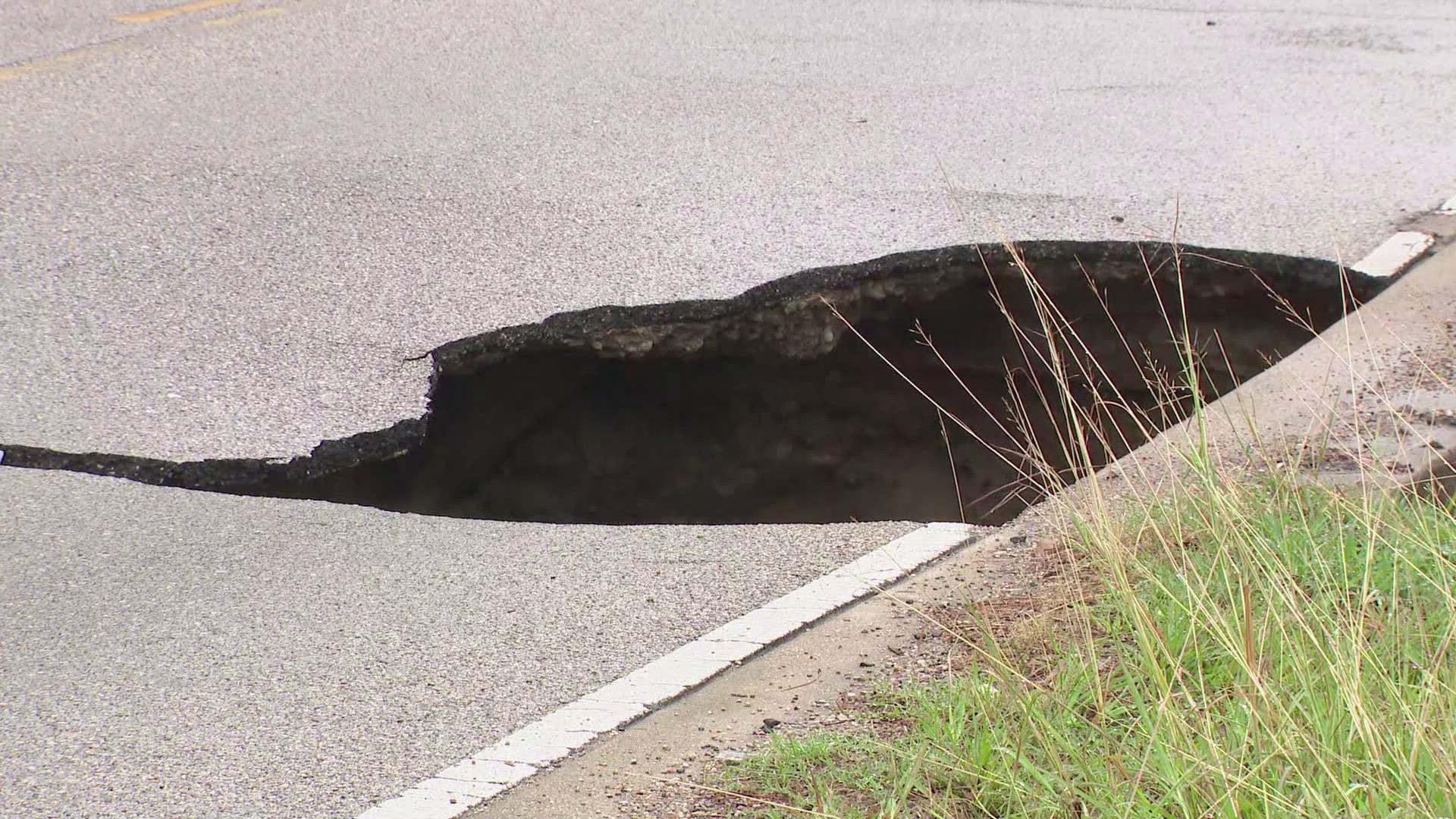Raw video Sinkhole leads to street collapse in W. Houston