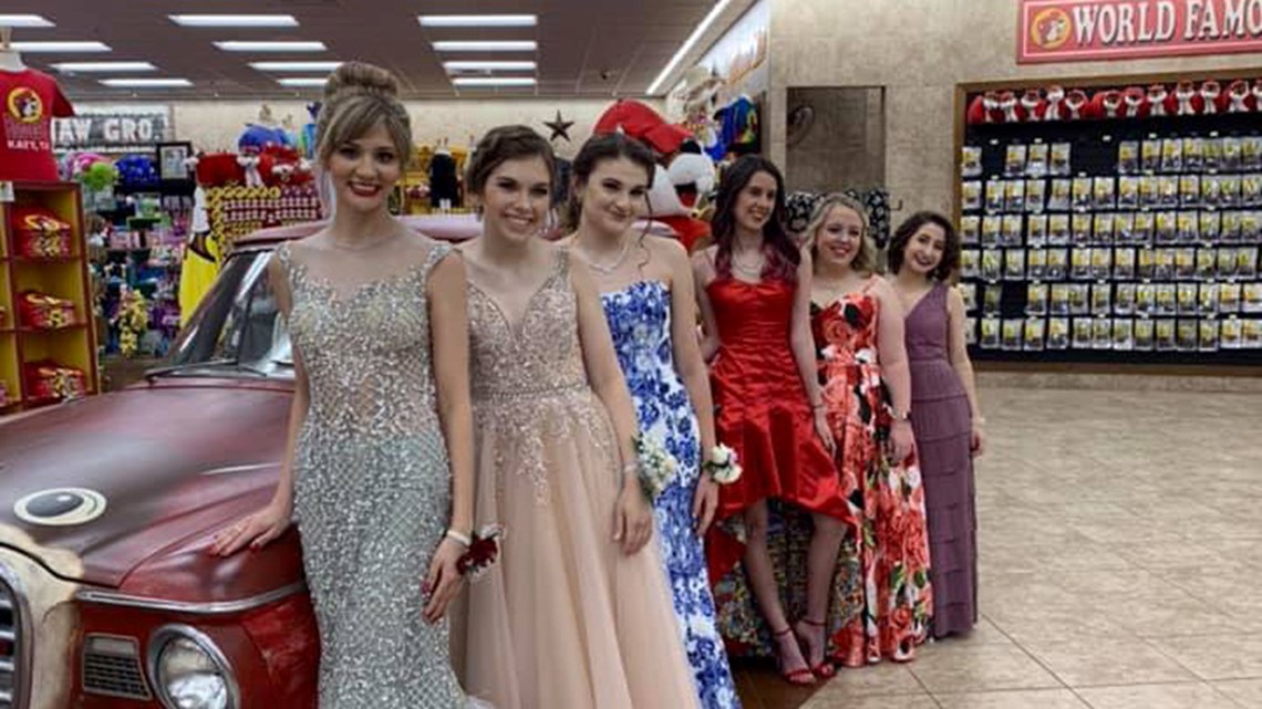 ‘It’s a Texas thang’ Katy teens take prom pictures at Bucee’s