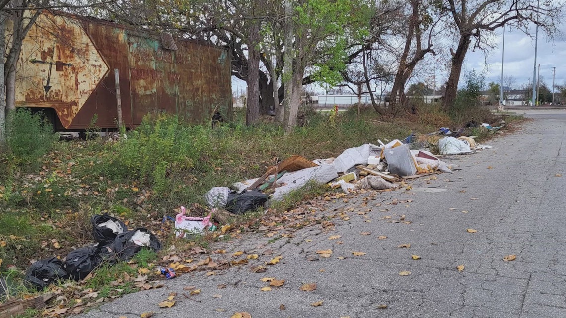 Mayor Whitmire backs citizen patrols to fight illegal dumping in NE Houston neighborhood