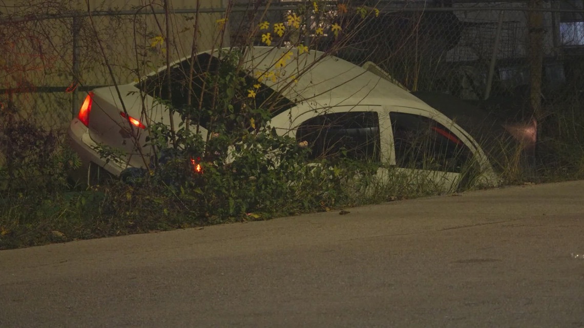 Woman dies after being pinned between cars, losing leg in crash in Houston's south side, police say