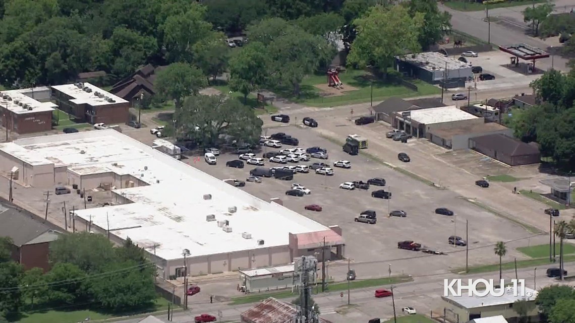 Tersangka penembakan menyerah dengan damai setelah membarikade diri di Alvin, Texas, kata polisi