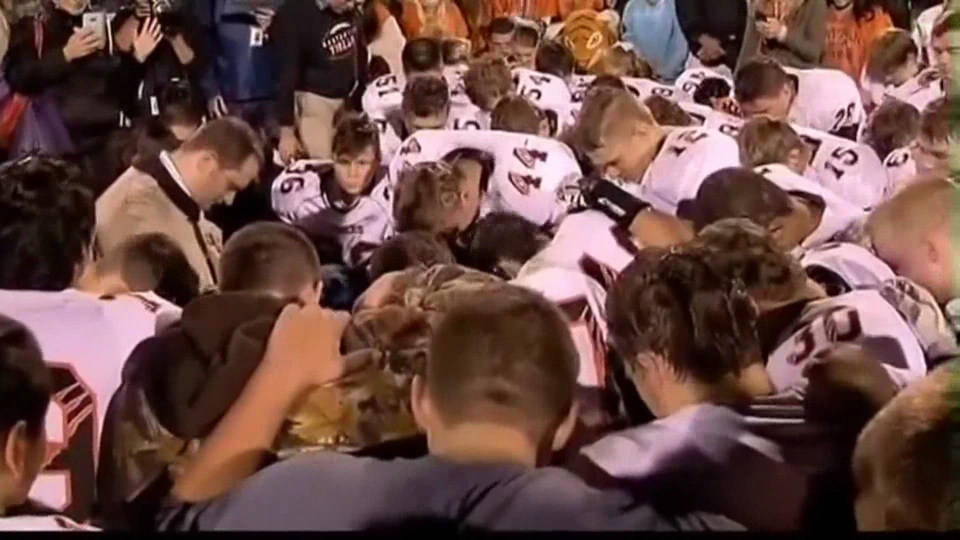 Supreme Court sides with football coach who wanted to pray on the field |  