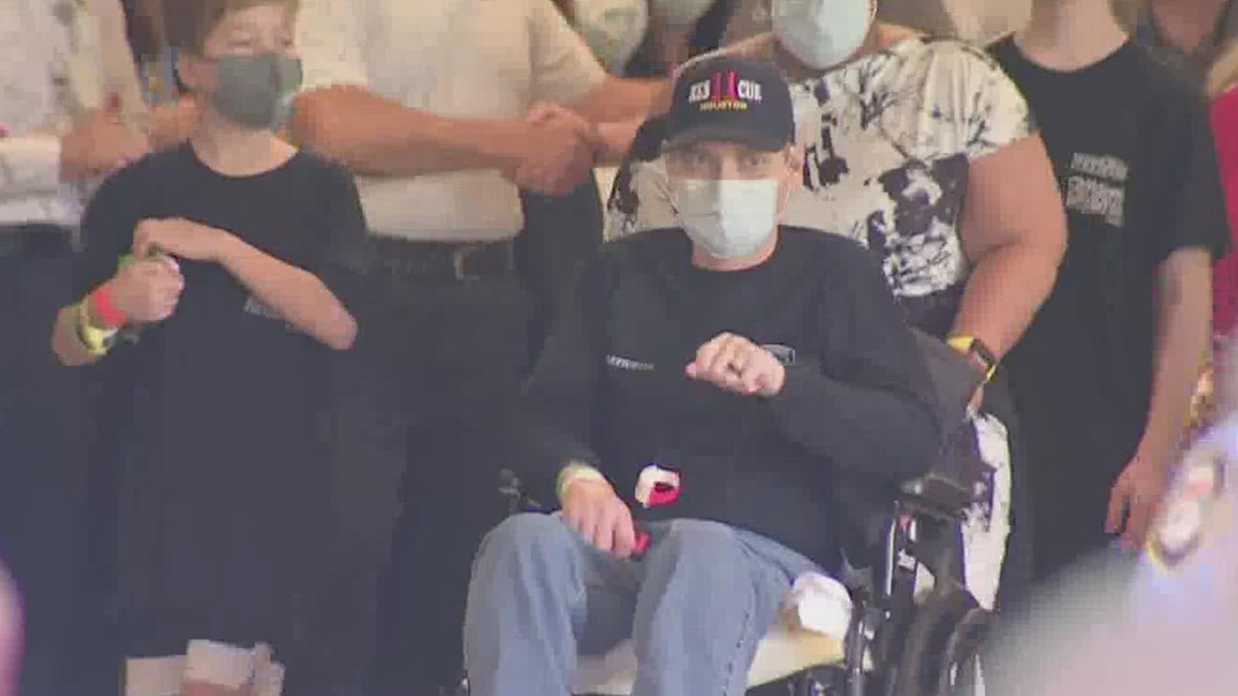 Petugas pemadam kebakaran Houston Wayne Davis dibebaskan dari rumah sakit setelah berbulan-bulan di ICU