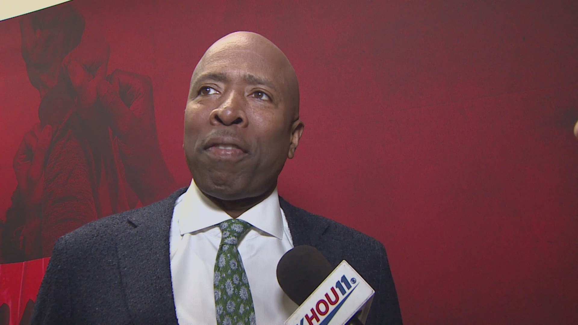 Before Game 2, KHOU 11's Daniel Gotera goes one-on-one with former Rockets guard Kenny Smith, a member of the popular NBA on TNT team.