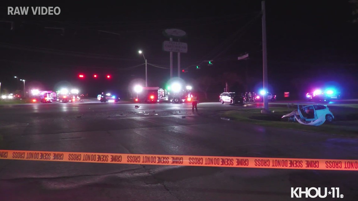1 dead after crash involving Texas City officer in La Marque, deputies