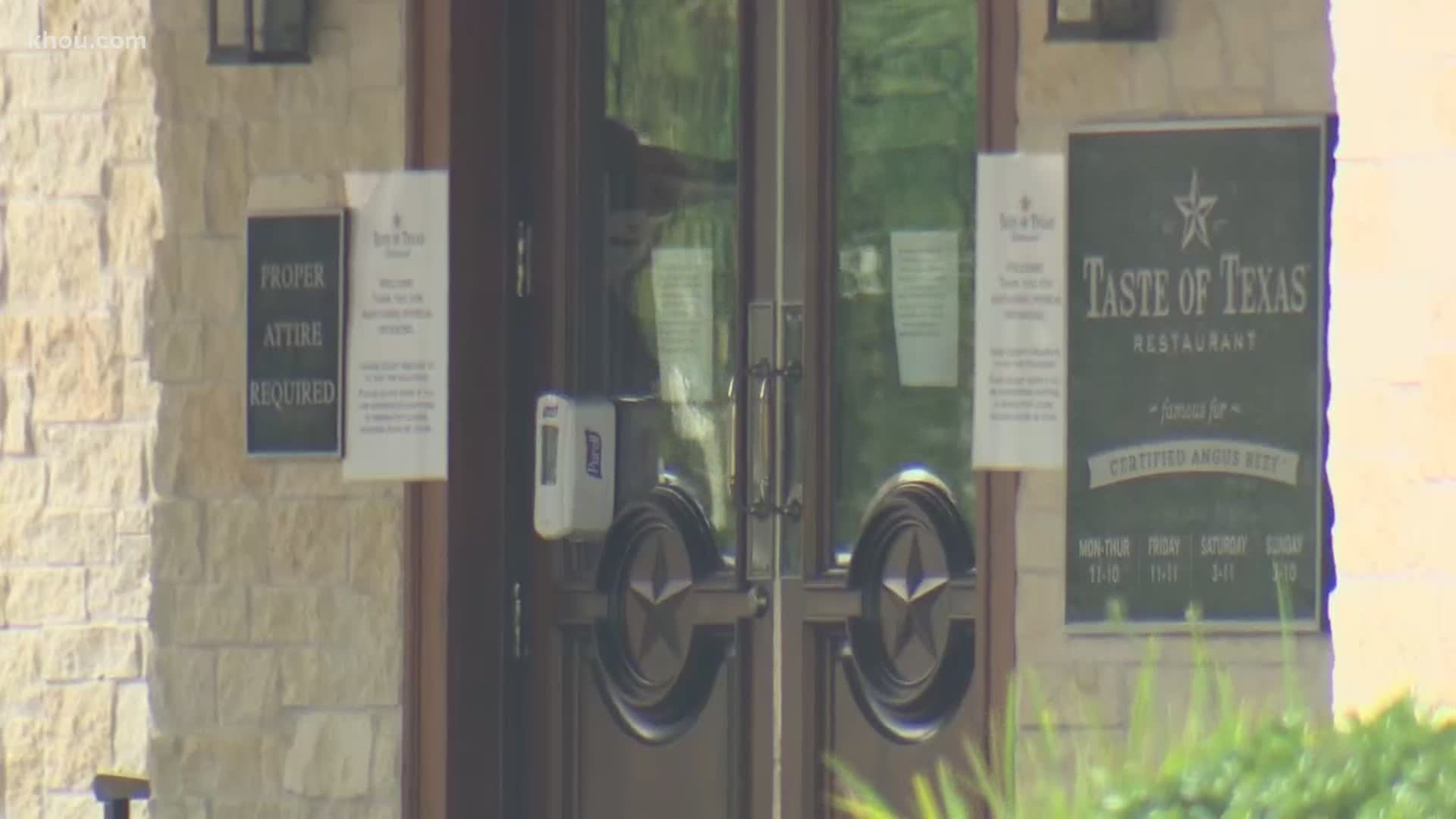 A viewer wanted to know if restaurants are required to let their customers know if a worker tested positive for COVID-19. KHOU 11 went to the experts for answers.
