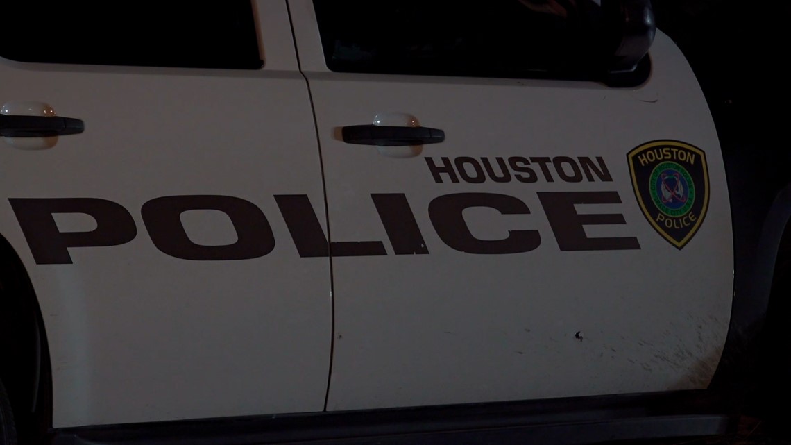 Petugas polisi Houston dituduh melakukan pencurian, penyerangan yang diperparah terhadap anggota keluarga