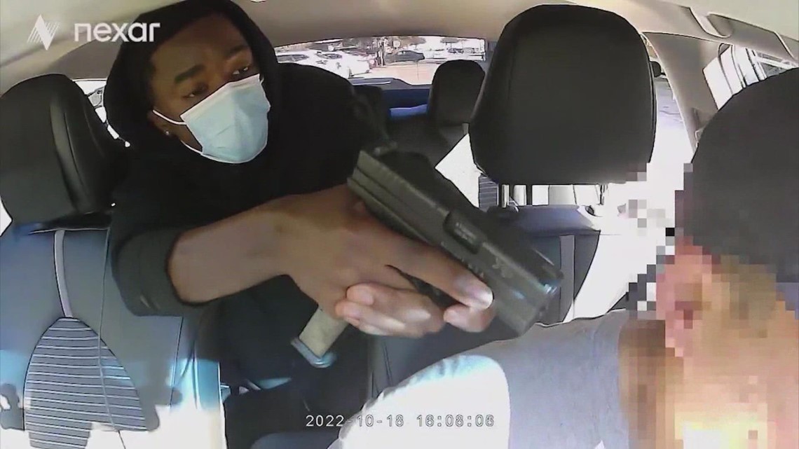 Video: Pengemudi rideshare diserang di Houston