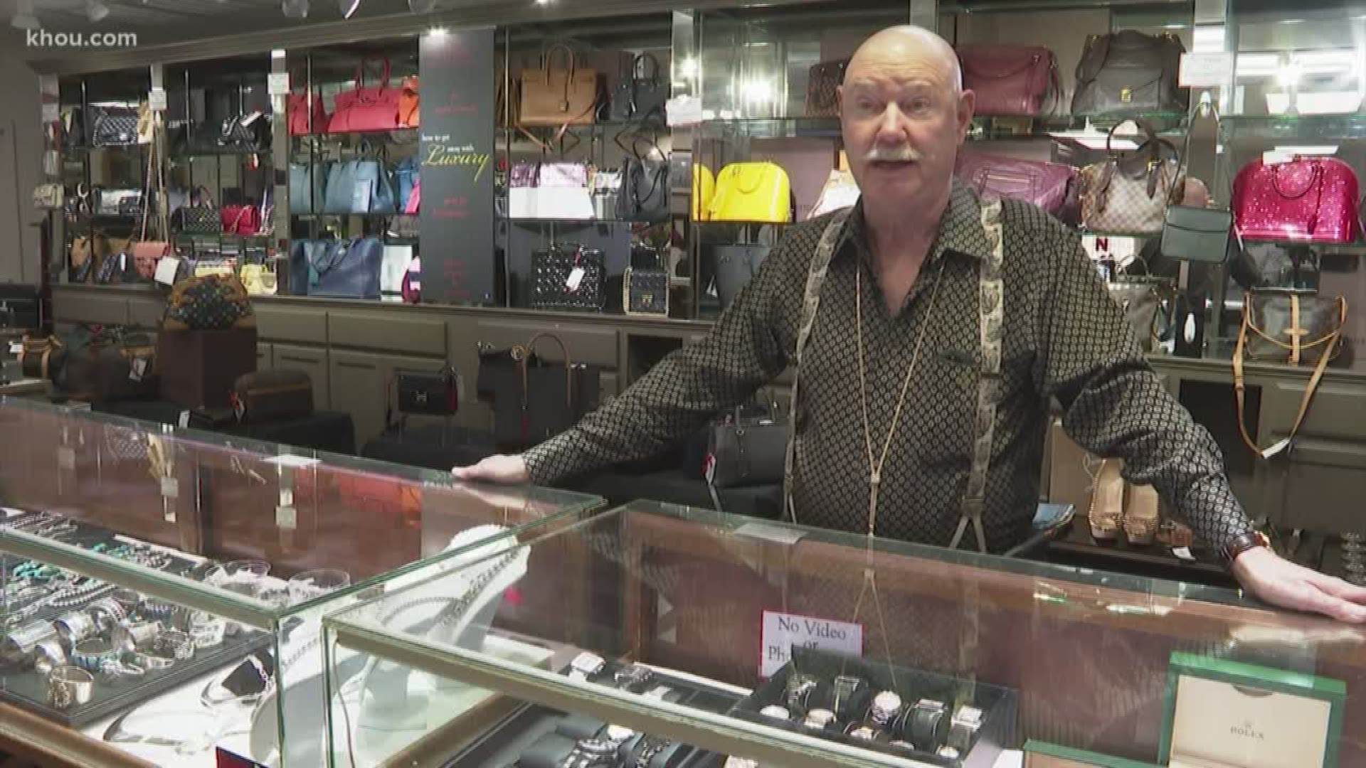 With thousands of federal workers missing their second paycheck during the government shutdown, many are turning to pawn shops to sell their possessions ro get loans.