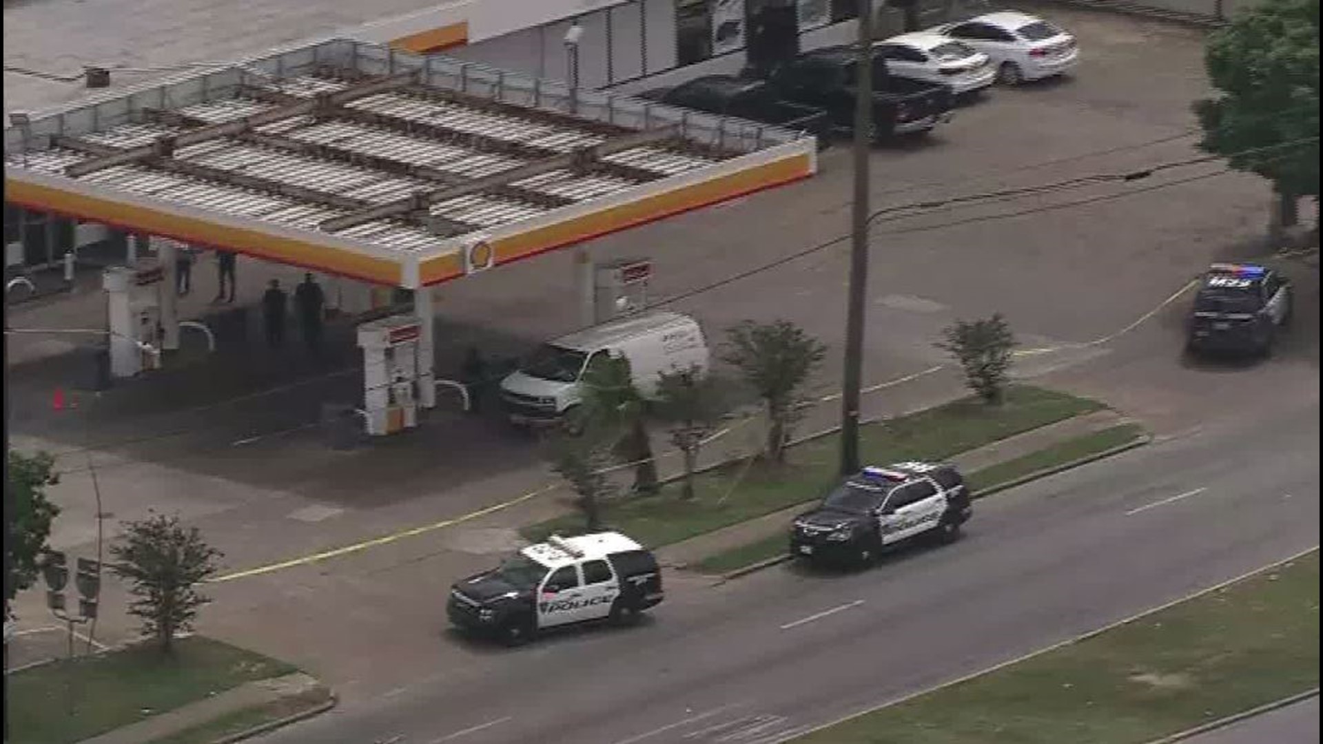 HPD: Adult, juvenile shot at south side gas station | khou.com