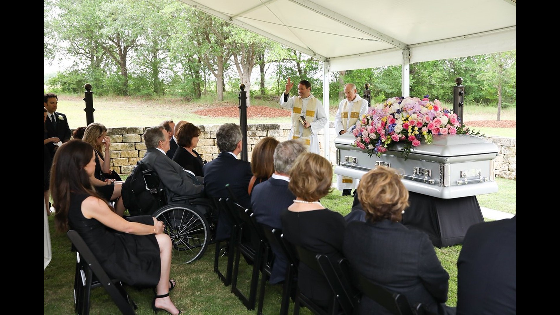 Bush family shares stunning photos from Barbara Bush funeral | khou.com