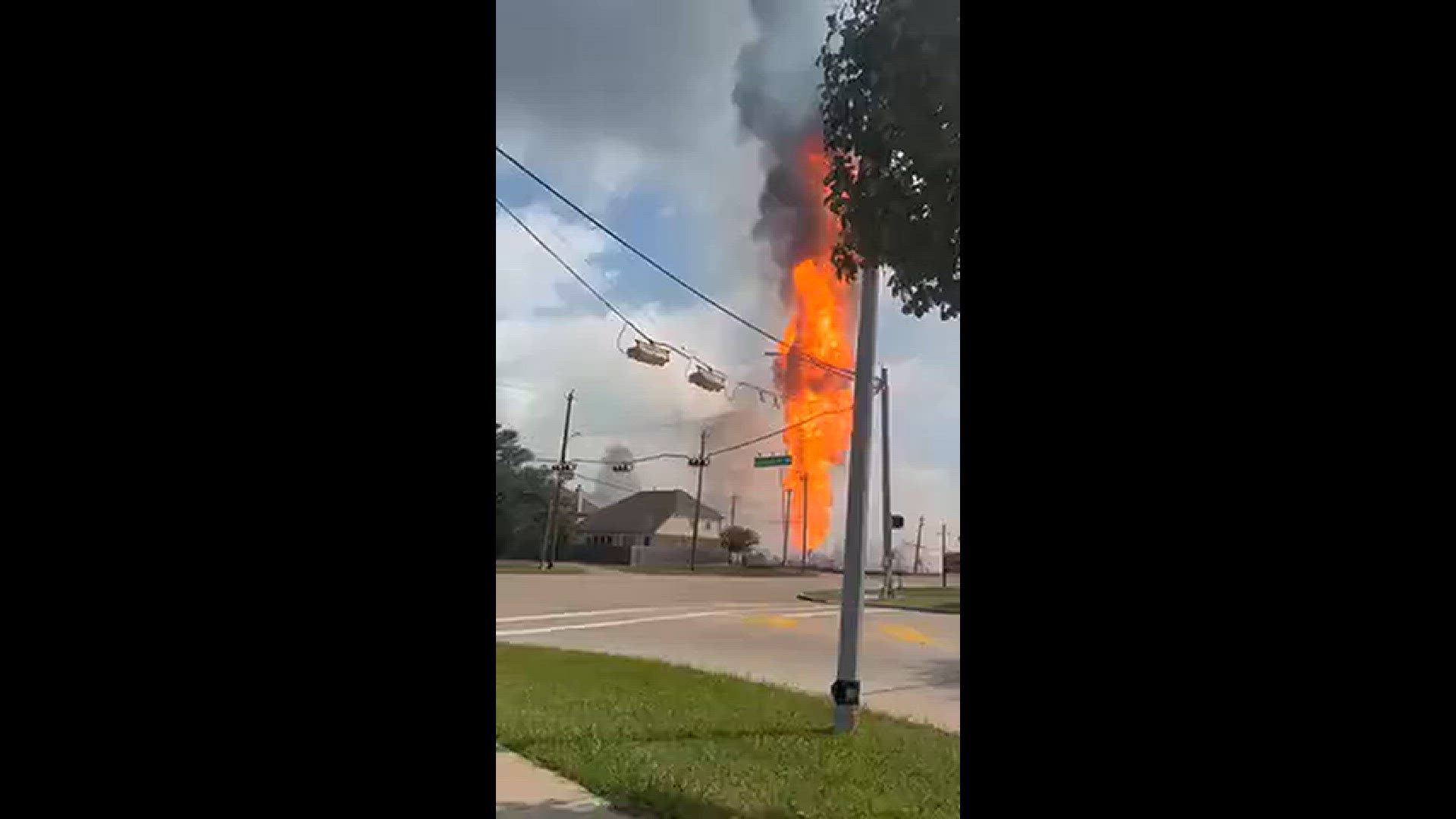 Up close video of the pipeline fire.
Credit: Gigi Trejo