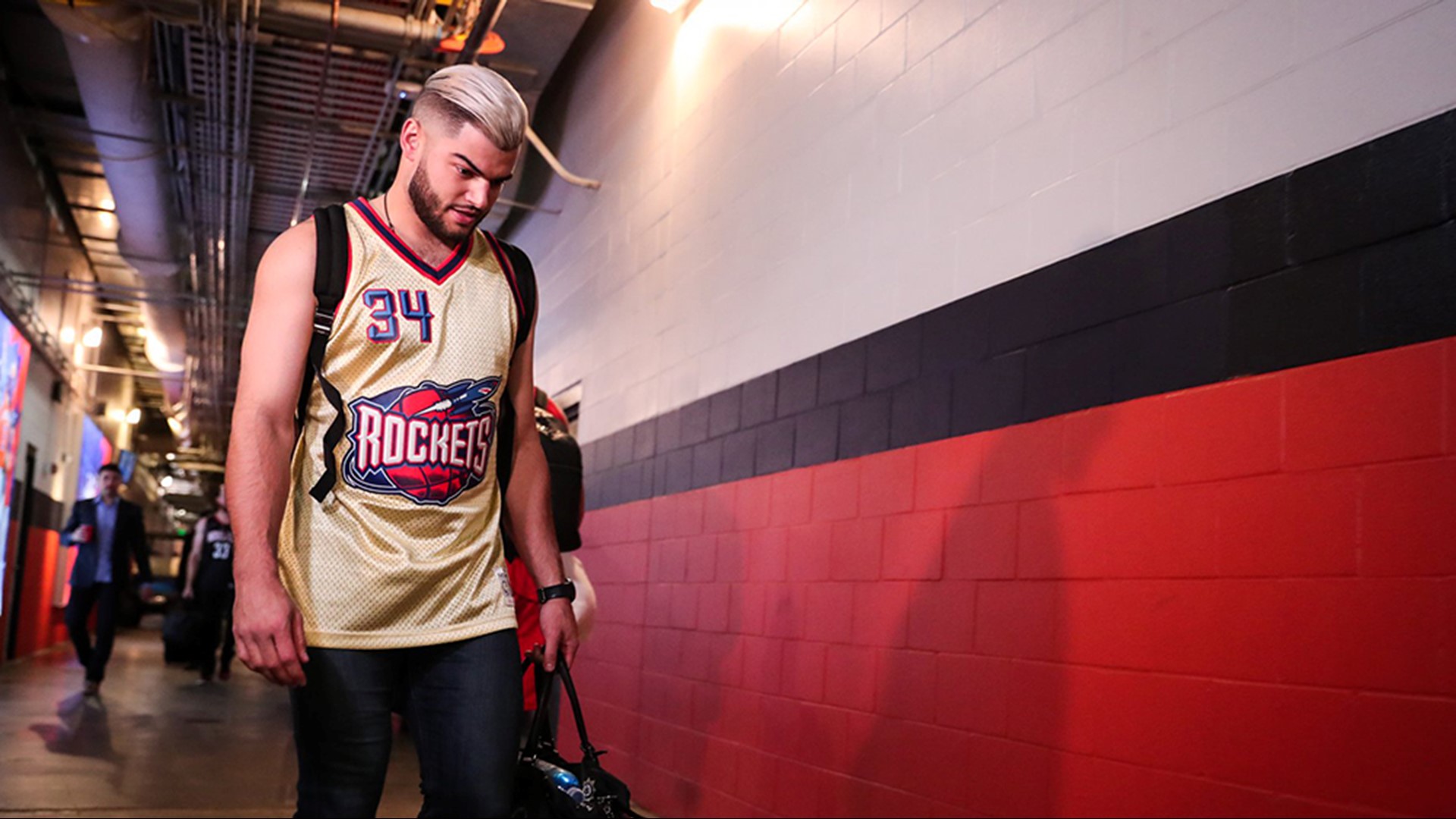 Photos: Astros travel to Los Angeles sporting Rockets gear ahead of ...