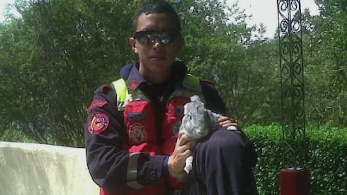 Petugas pemadam kebakaran Venezuela membantu korban kecelakaan Brownsville