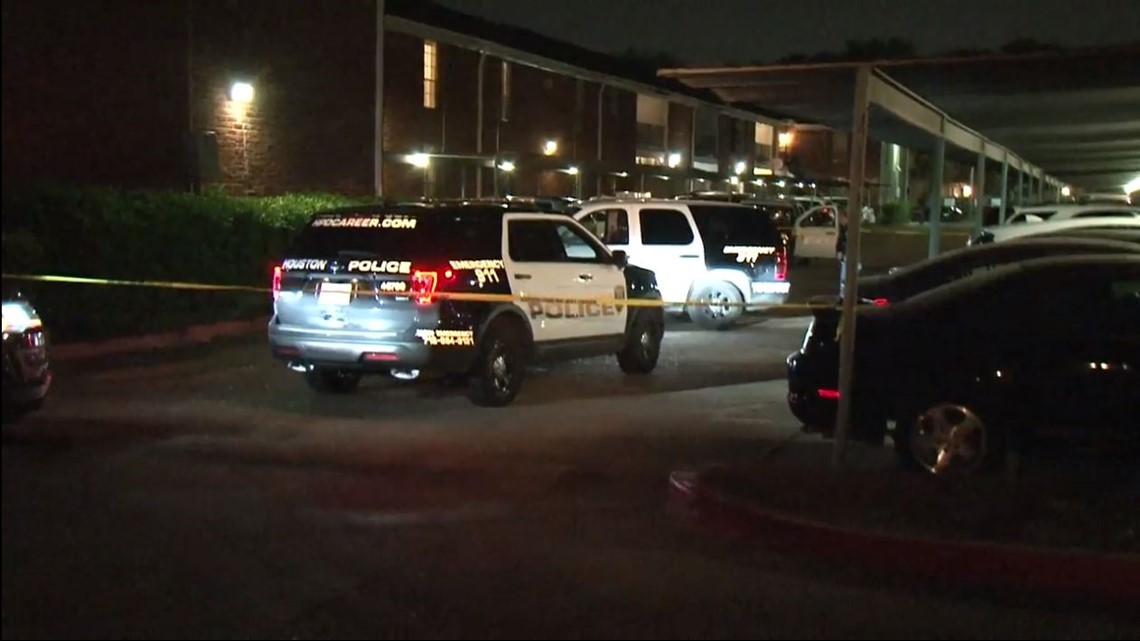 Robbery suspect killed after breaking into SW Houston apartment