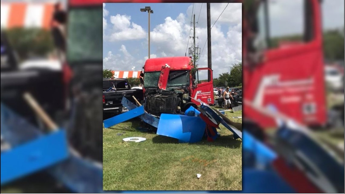 Photos Major crash in Tomball, multiple vehicles involved
