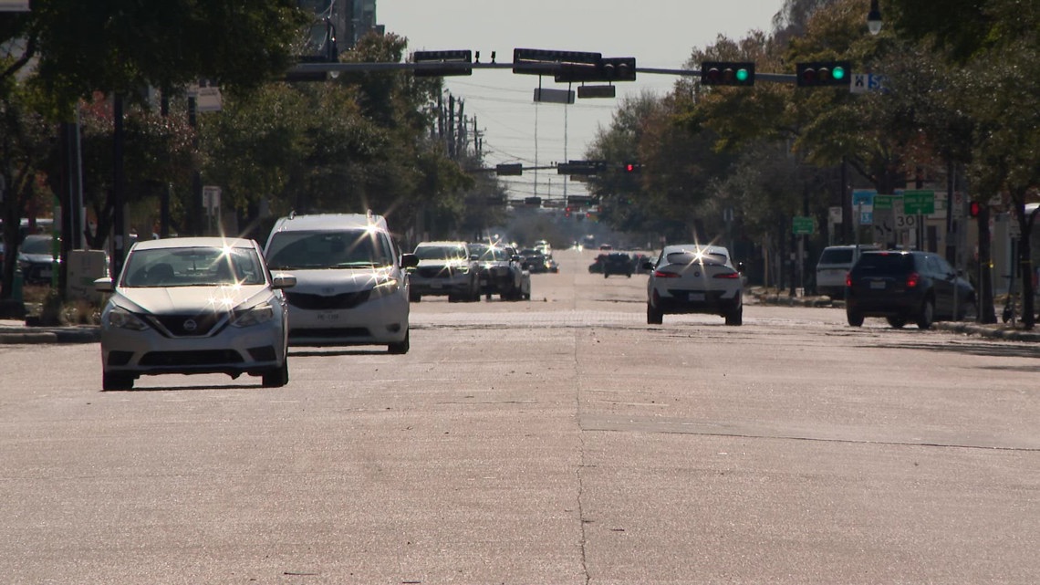 'You’re just guessing where you should be' | Safety concerns grow on unmarked road in Houston's Third Ward