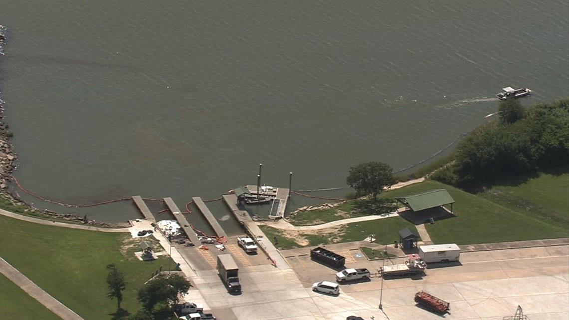 Coast Guard helps to clean up oil spill near Baytown