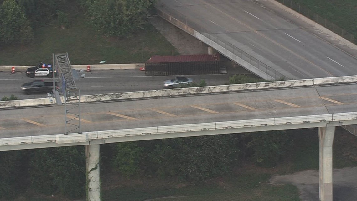 18-wheeler loses container on Katy Freeway near Houston Ave. | khou.com