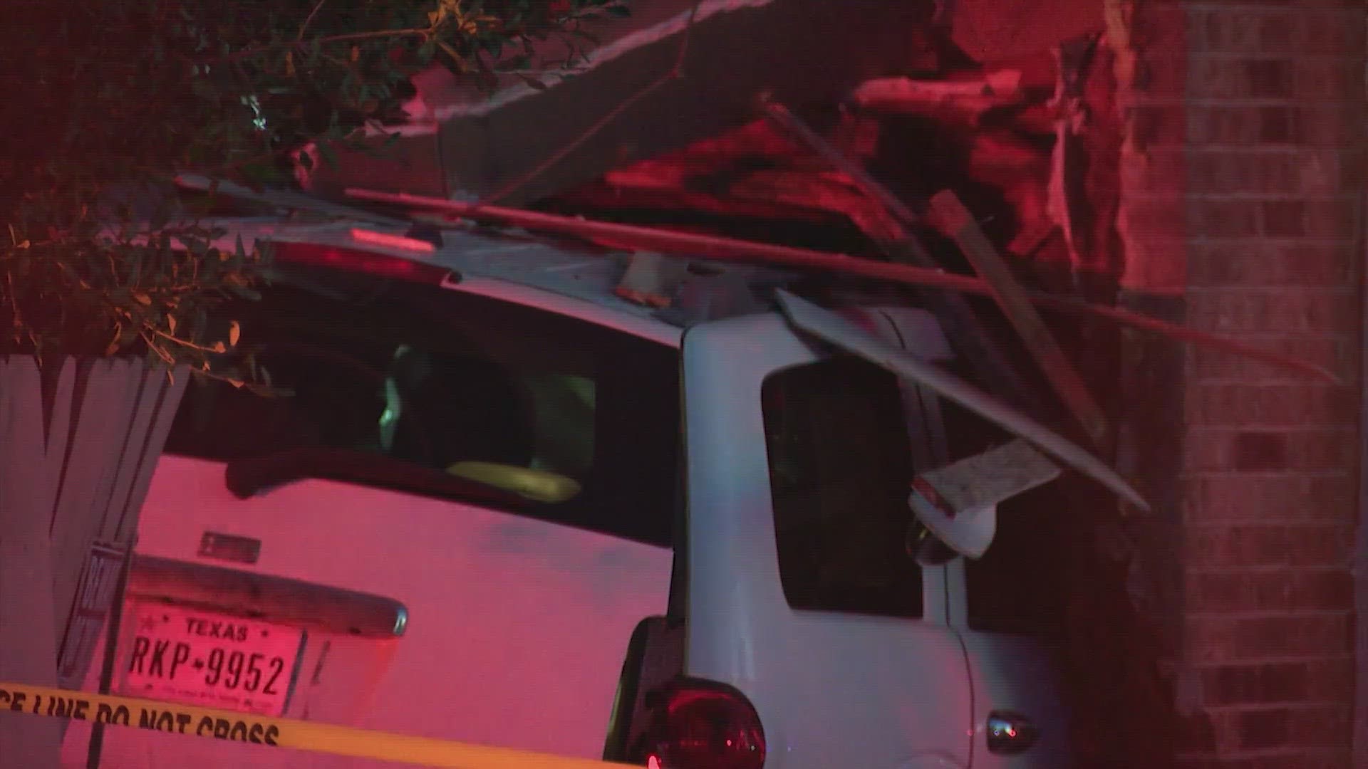Houston news: Car crashes into house on Ludington; child injured | khou.com