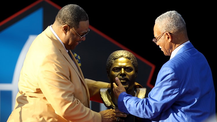 Watch emotional Robert Brazile receive Hall of Fame gold jacket