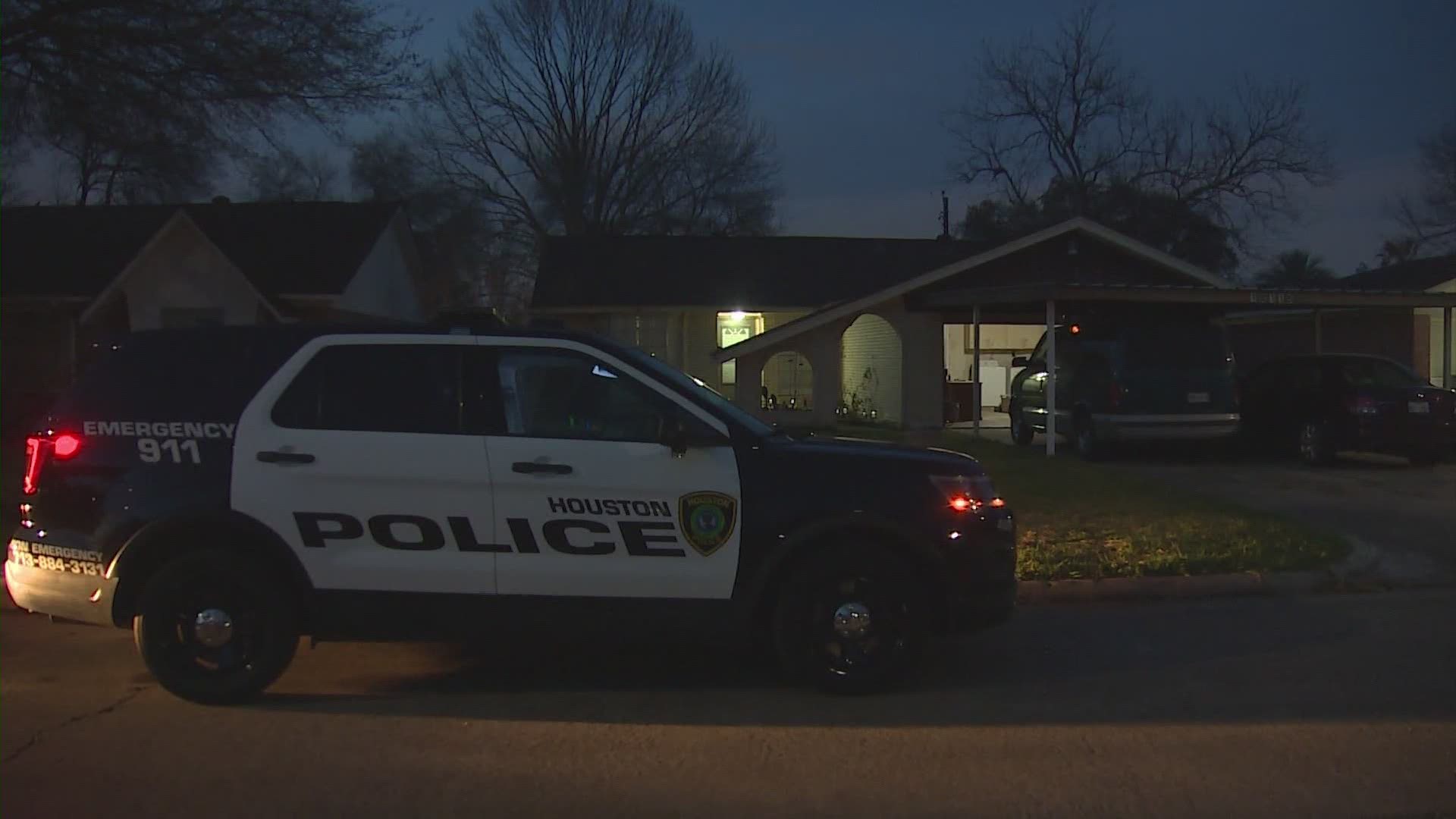 Argument leads to man allegedly shooting son to death, HPD says | khou.com