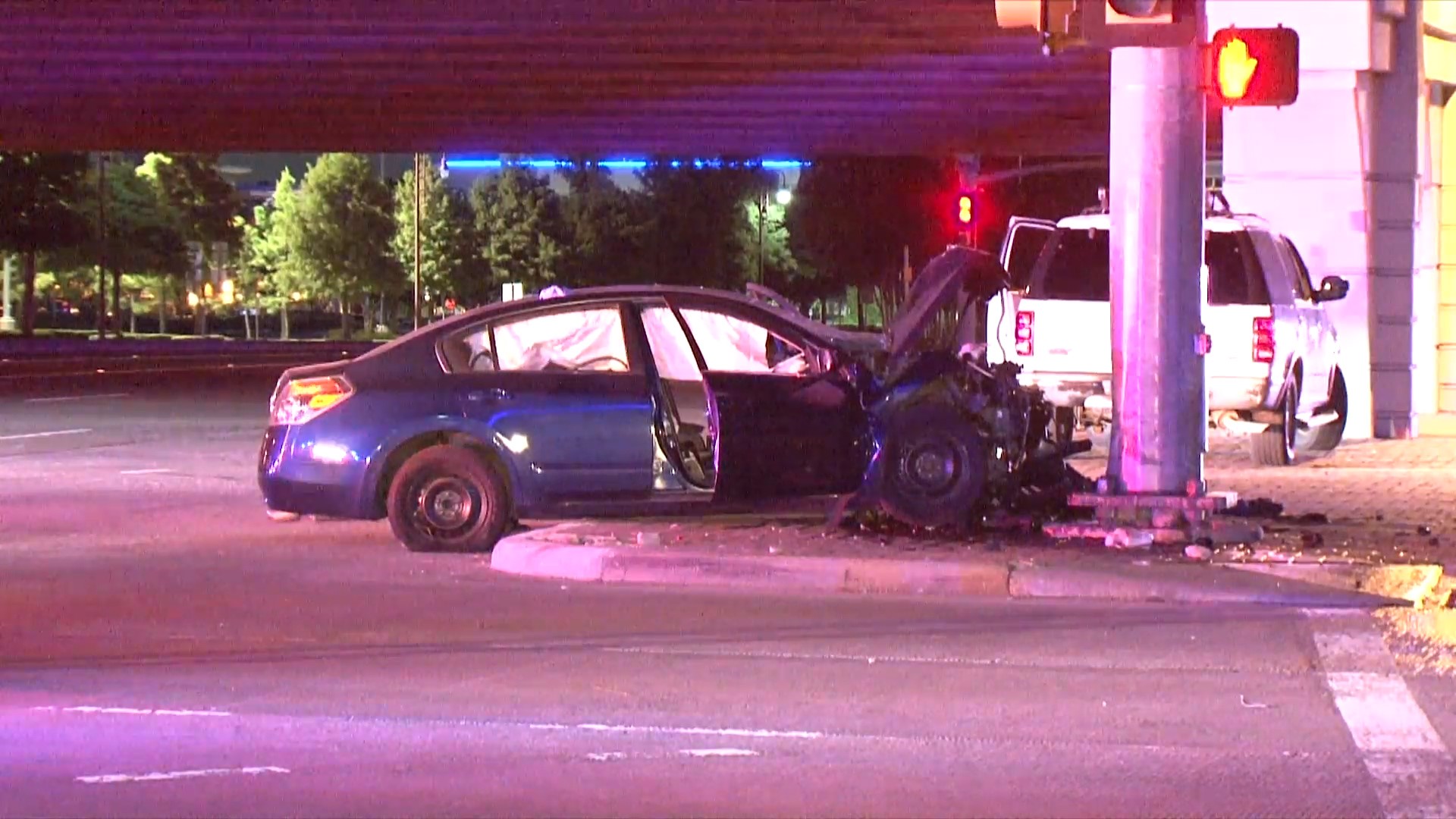 Woman dies after car slams into traffic signal along Katy Freeway ...