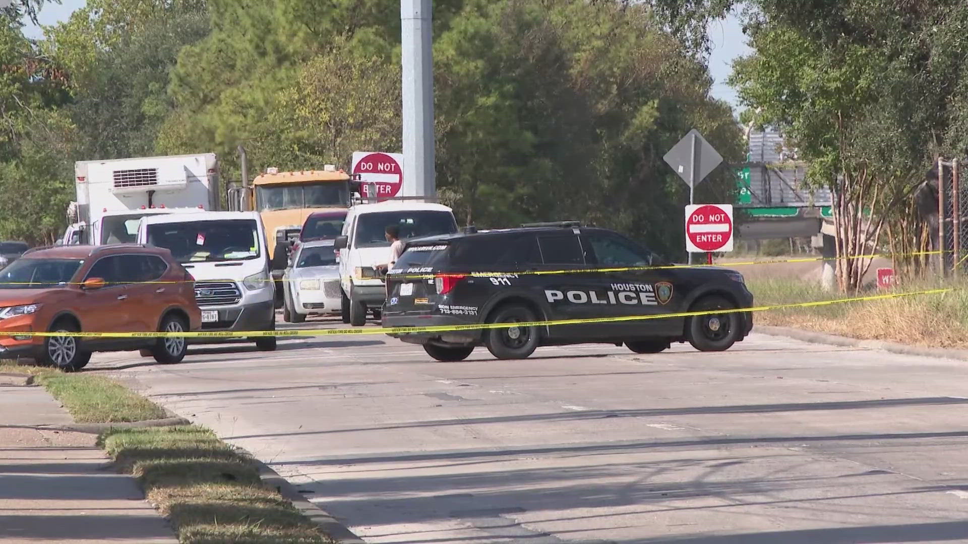 Man hit by car trying to cross East Freeway, HPD says | khou.com