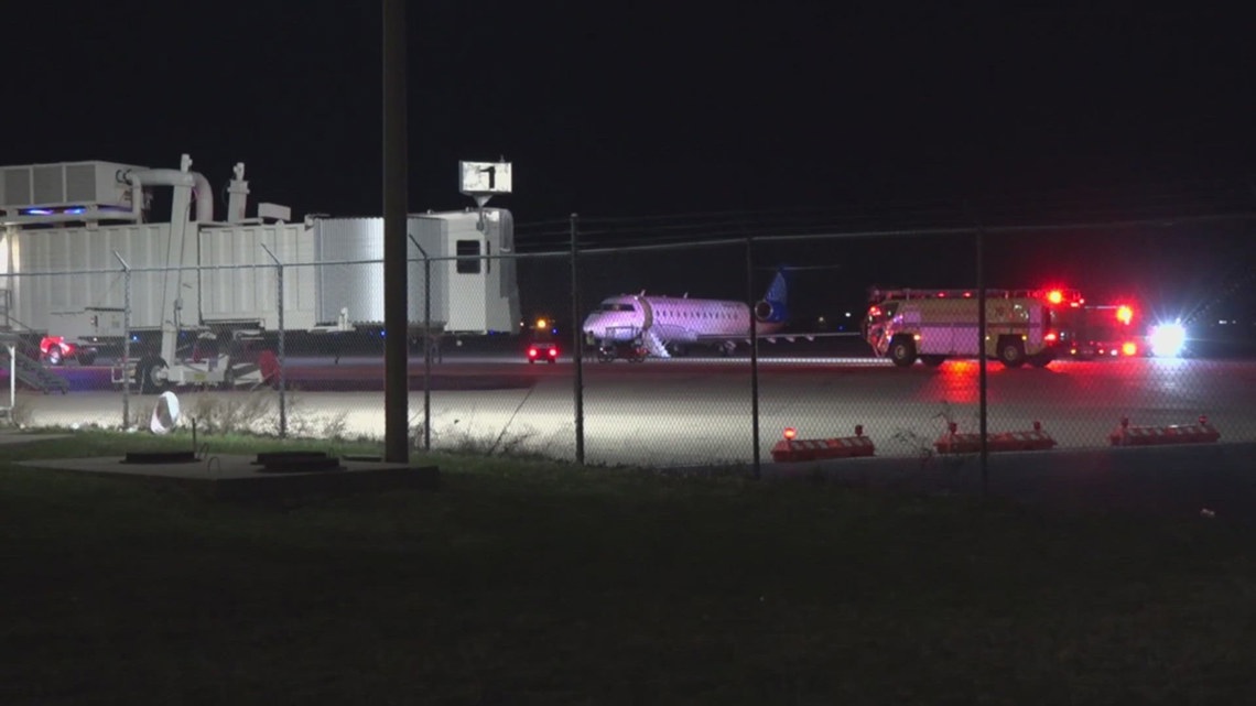 Five people injured on United Express flight to Houston that experienced turbulence; flight diverted to Waco - KHOU.com