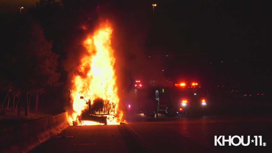 Kendaraan roda 18 dilalap api di Eastex Freeway dekat North Loop