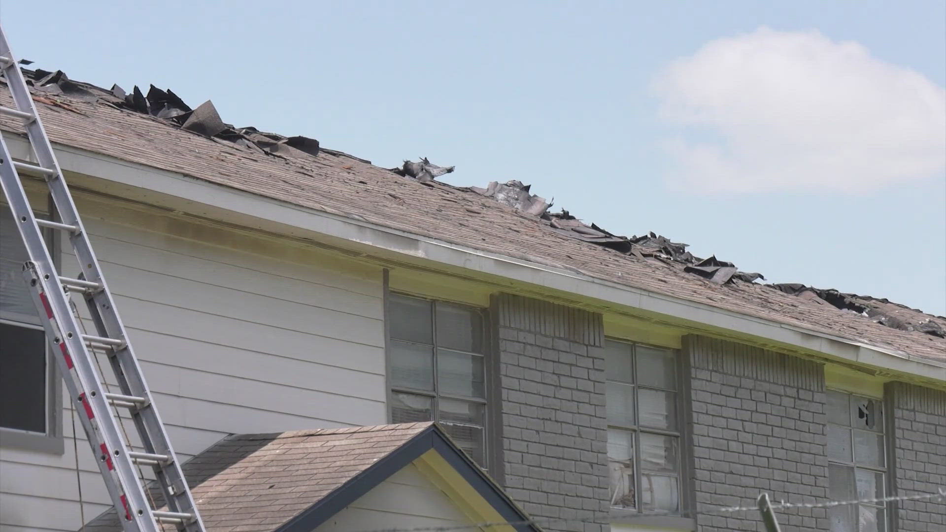 Fire breaks out apartment complex in Houston's Fifth Ward | khou.com
