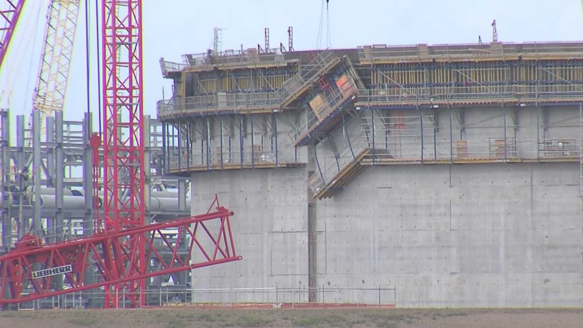 Three construction workers died and two others were injured after a scaffolding collapse early Tuesday morning at the Port Arthur LNG site in Sabine Pass.