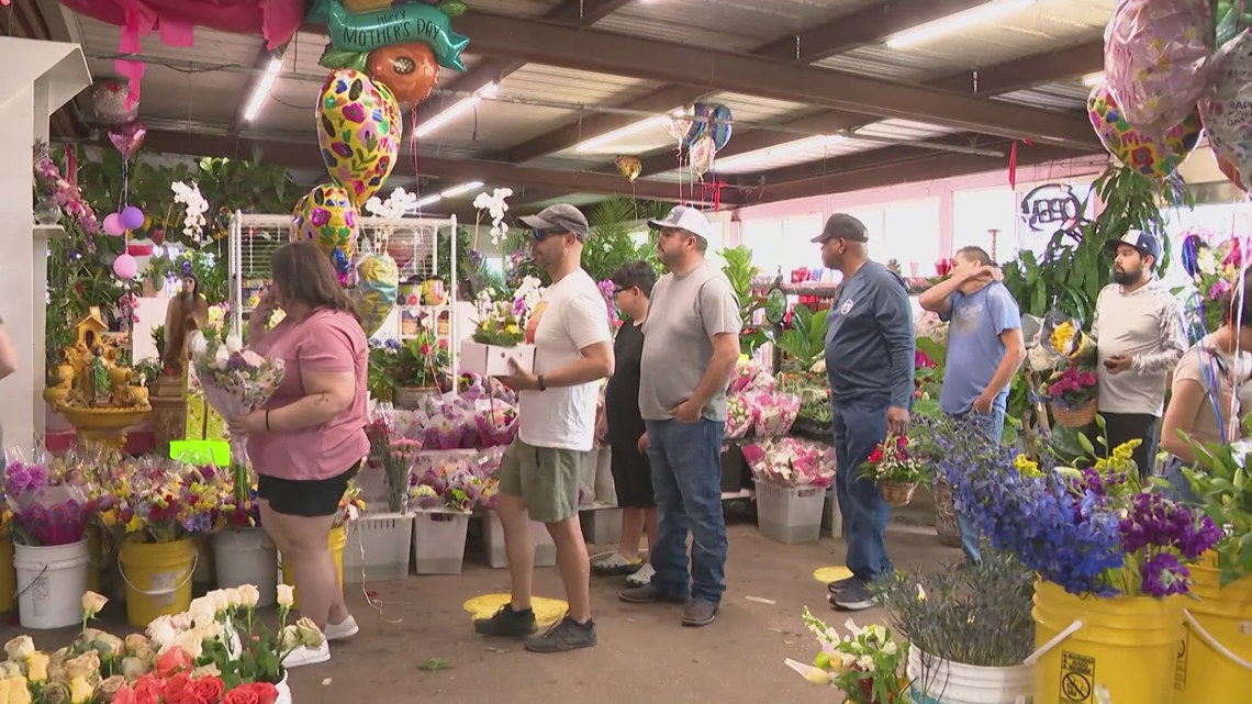 Houstonians flood flower shops for Mother's Day