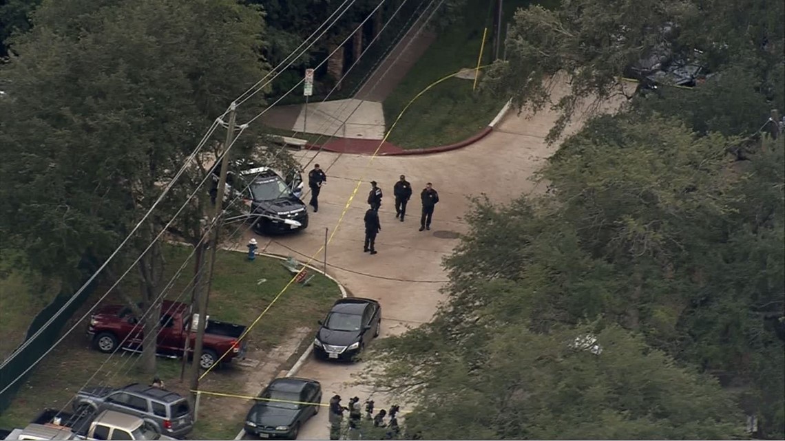 1 teen killed, 1 wounded in shooting near Lamar High School