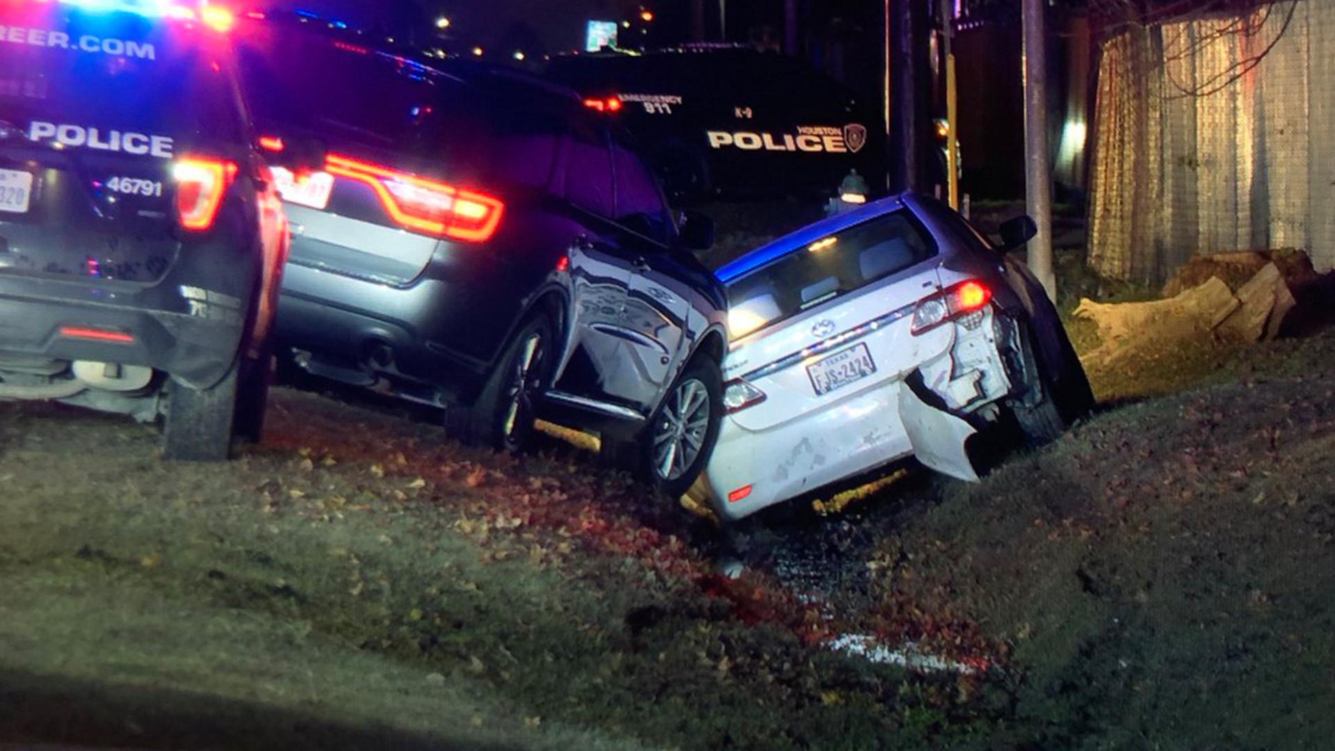 3 suspects in custody after police chase ends in crash in NE Houston ...