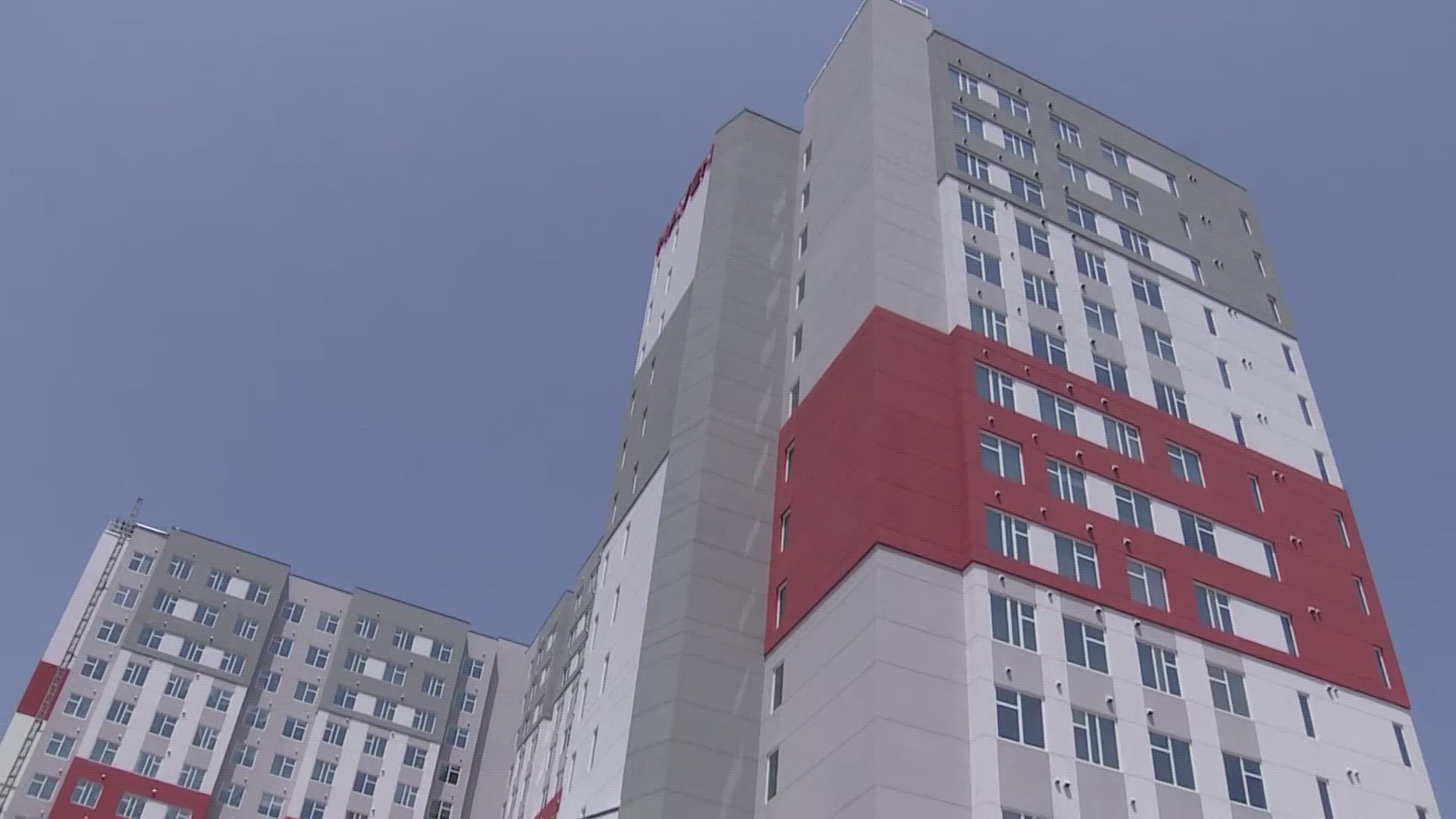 Students and parents are reaching out to KHOU frustrated after a brand-new apartment building near the University of Houston delayed move-in for a second time.