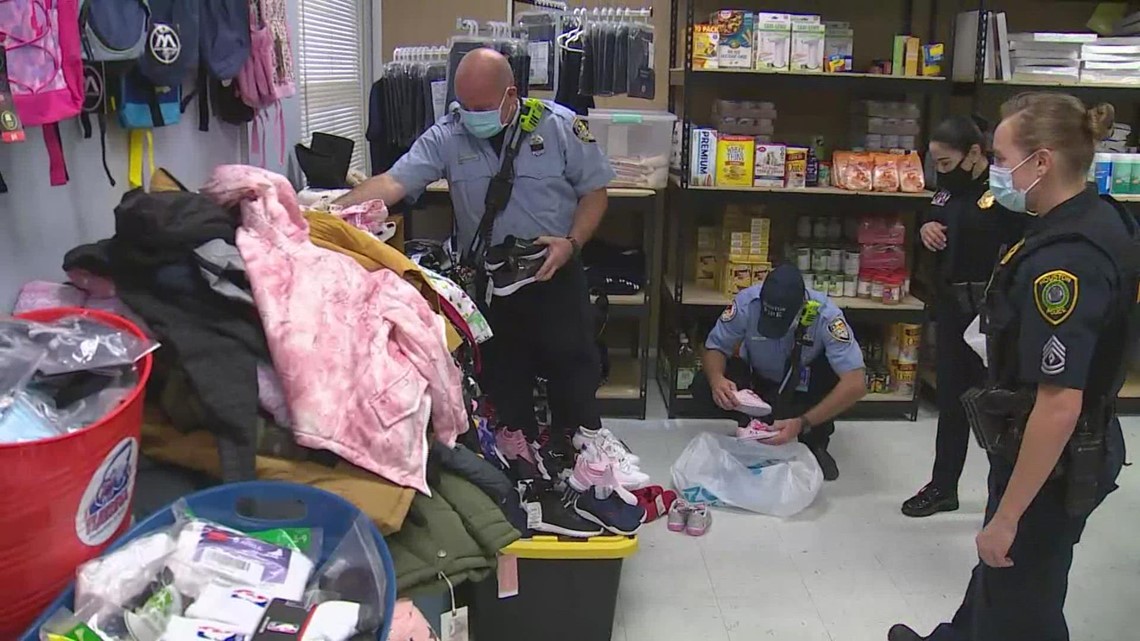 Polisi Houston, petugas pemadam kebakaran menyumbangkan pakaian ke sekolah East End