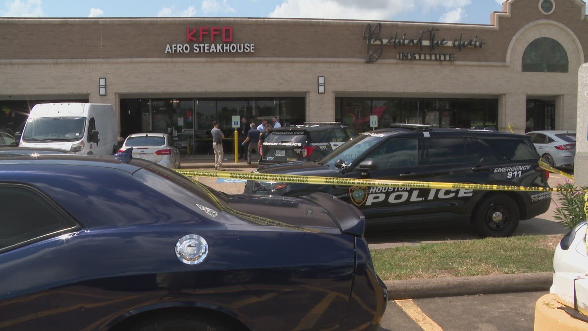 Man found dead on sidewalk outside west Houston restaurant | khou.com