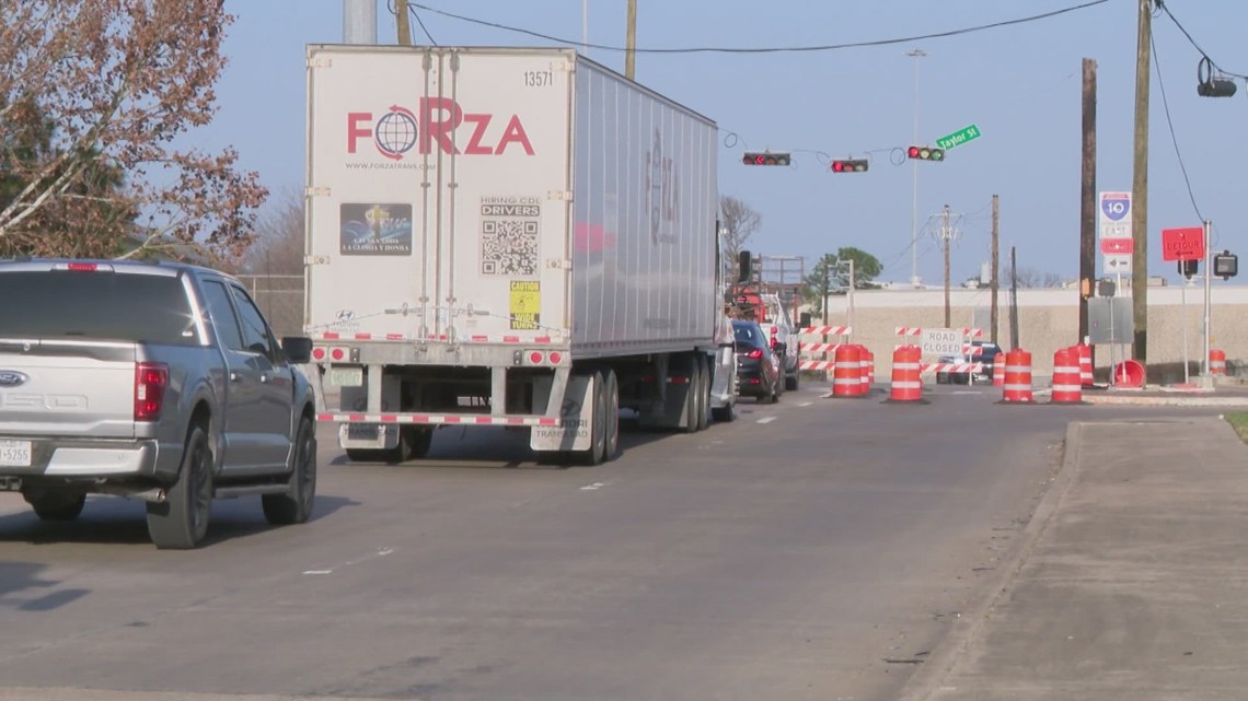 Weekend I-10 closure sends traffic through Woodland Heights, frustrating residents